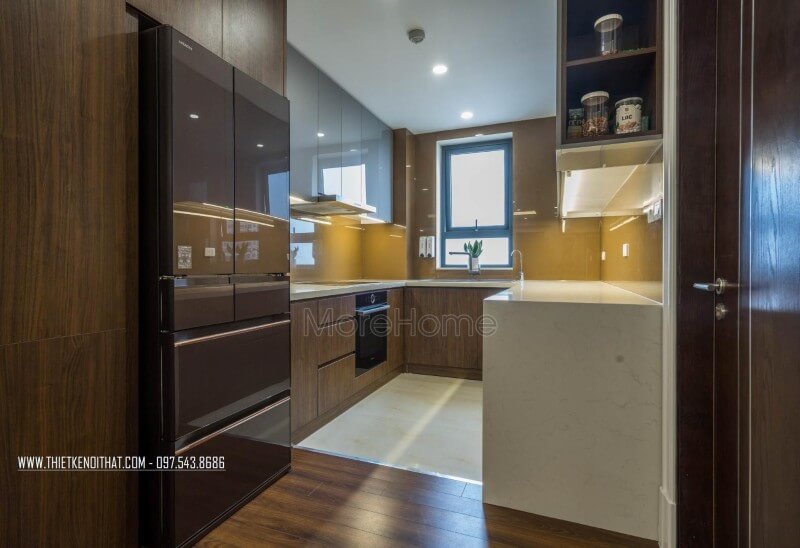 Khu bếp được thiết kế hình chữ U nhằm tận dụng hết không gian của căn hộ, hệ thống bếp được chia làm 2 vế, một bên là nấu nướng, 1 bên là chế biến, rửa bát đũa Thiết kế phòng bếp đẹp