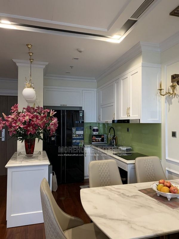 Trang trí phòng bếp tân cổ điển với kính ốp bếp, bàn bếp đá nhân tạo nhập khẩu từ Hàn Quốc