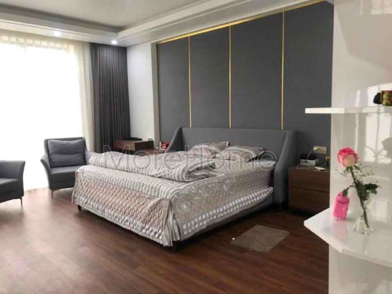 Morehome có nhiều kinh nghiệm trong thi công nội thất trọn gói tại hải phòng, với nhiều công trình nổi bật. Hình ảnh thi công giường ngủ bọc vải cao cấp này là một ví dụ.