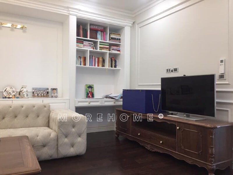 Sản phẩm mẫu kệ tivi gỗ óc chó tự nhiên được Morehome thi công sản xuất và lắp đặt hoàn thiện tại biệt thự cao cấp Ecopark Hưng Yên.