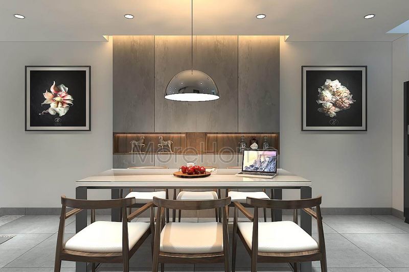 Phòng ăn được trang trí đơn giản bằng cách sử dụng tranh treo tường với họa tiết nhẹ nhàng và đèn chùm thả trần để tạo nên điểm nhấn cho căn phòng.