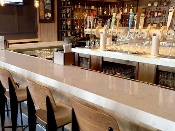 Đá ốp quầy bar cao cấp tạo nên không gian lịch sự sang trọng và đá nhân tạo.