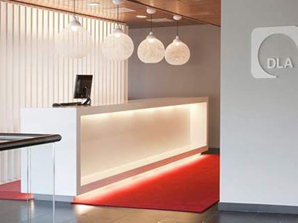 Quầy lễ tân với ưu điểm bắt sáng bắt mắt sẽ làm nên điểm nhấn cho không gian nhân tạo.