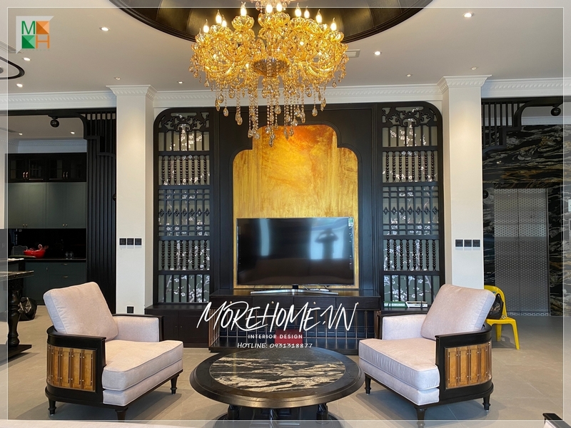 Phòng khách nội thất được trang bị theo phong cách Indochine, kết hợp những điểm nhấn của Á Đông và Pháp cổ điển, tạo nên sự sang trọng, độc đáo và cổ kính.